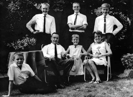 De familie Engelbeen begin jaren zestig. Achteraan Marc, Jan en Luc. Vooraan Oiet, Albert, Ann en Mimi.